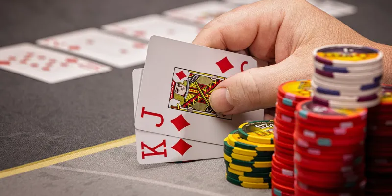 Luật chơi cơ bản của Poker gồm những gì?